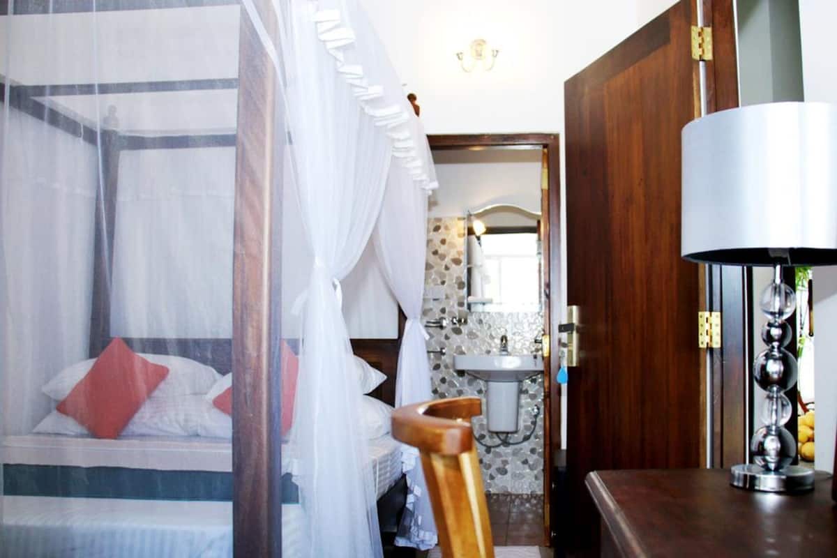 3 chambres, bureau, chambres insonorisées, fer et planche à repasser