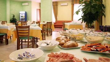 Petit déjeuner buffet (8.00 EUR par personne)