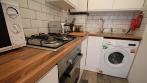 Shared kitchen facilities - Tower Rooms (London)