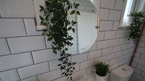 Bathroom amenities - Tower Rooms (London)