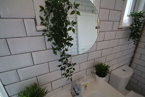 Shower, rainfall showerhead, free toiletries, hair dryer