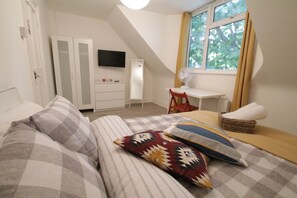 Budget Double Room | Desk, free WiFi, bed sheets - Tower Rooms (London)