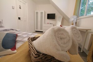 Budget Double Room | Desk, free WiFi, bed sheets - Tower Rooms (London)
