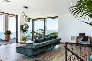 高级别墅, 4 间卧室, 海洋景观, 池畔 | 起居区 | 平板电视、游戏机
