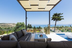 Superior-Villa, 4 Schlafzimmer, Meerblick, Poolseite | Terrasse/Patio
