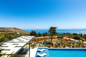 室外游泳池，池畔遮阳伞，日光浴躺椅