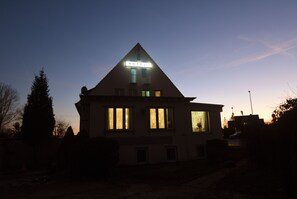 Facciata della struttura - sera/notte