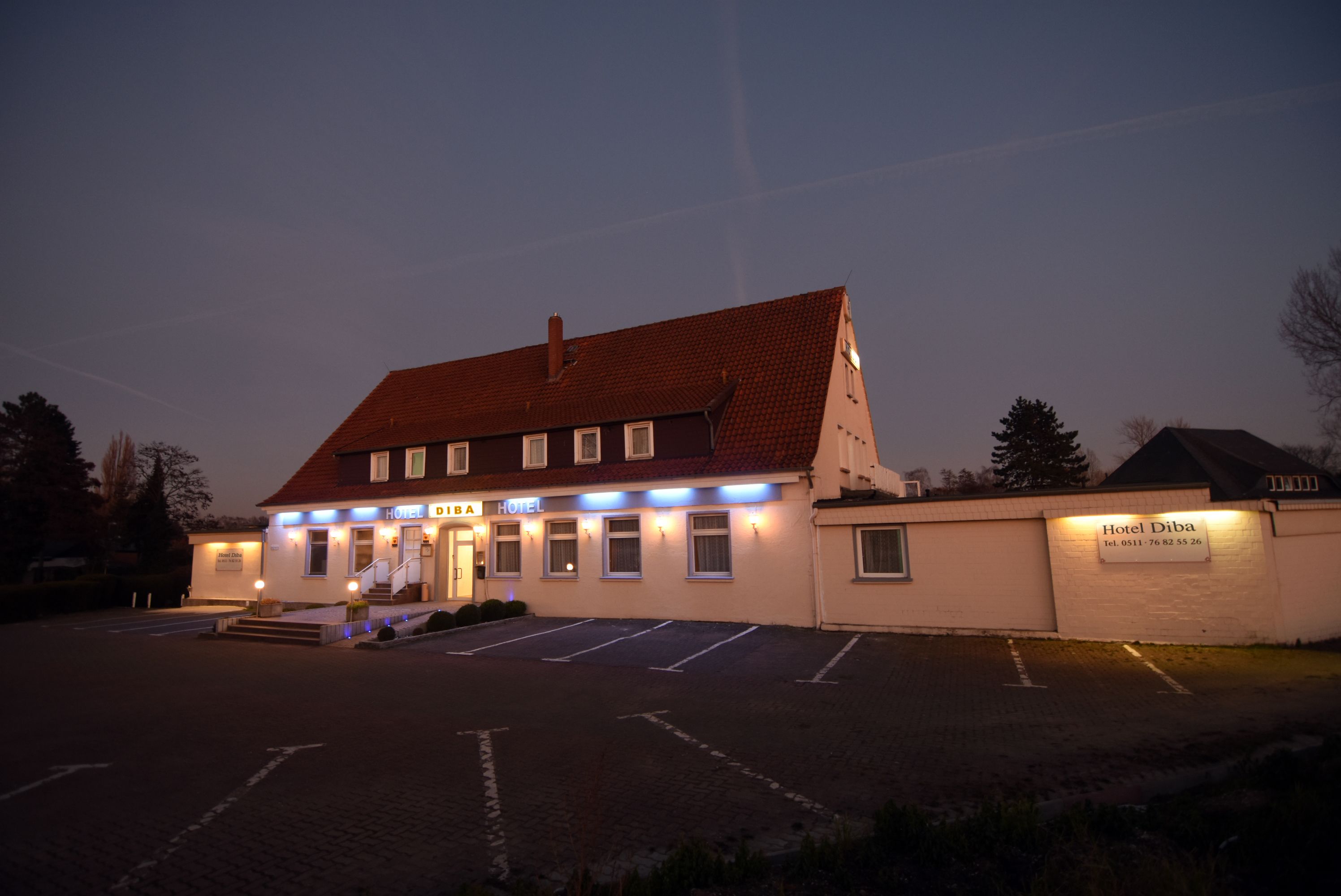 Fachada da propriedade à noite