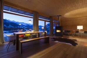 Ropa de cama hipoalergénica y caja de seguridad en la habitación 