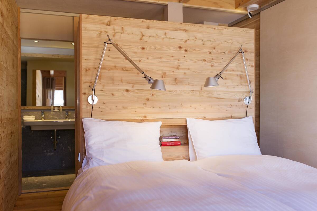 Loft (Tessa B) | Allergitestade sängkläder, värdeförvaringsskåp på rummet och skrivbord