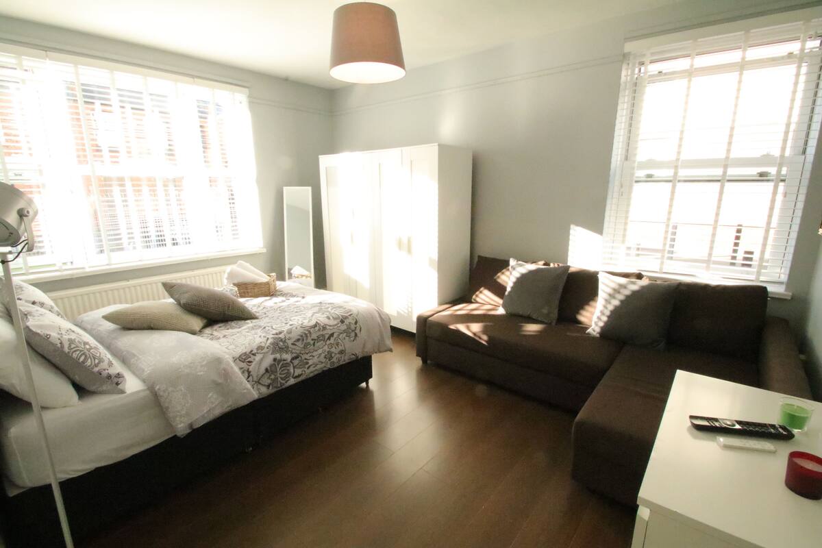 Deluxe Double Room | Iron/ironing board, WiFi (free), bed sheets