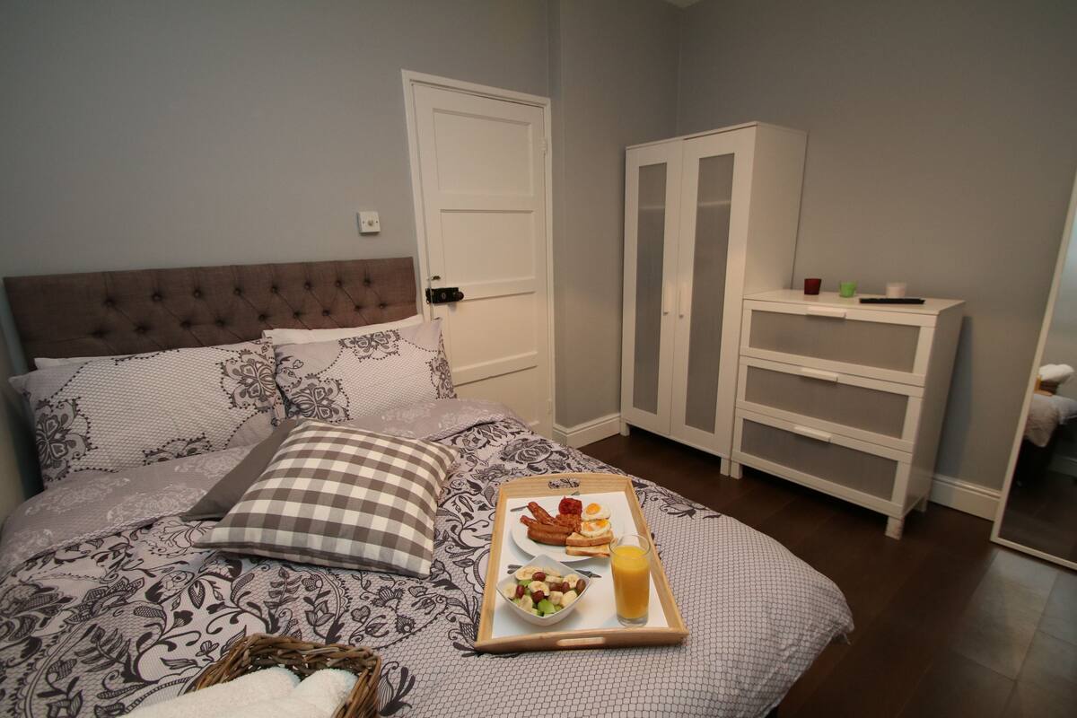 Queen Room with Garden View | Iron/ironing board, WiFi (free), bed sheets