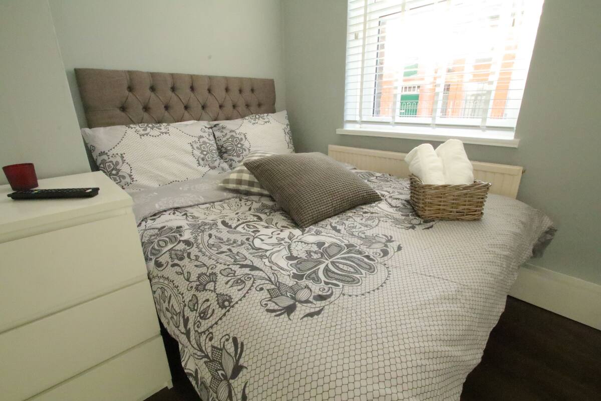 Budget Double Room | Iron/ironing board, WiFi (free), bed sheets