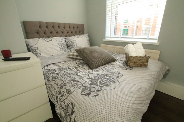 Habitación | Tabla de planchar con plancha, wifi gratis, ropa de cama