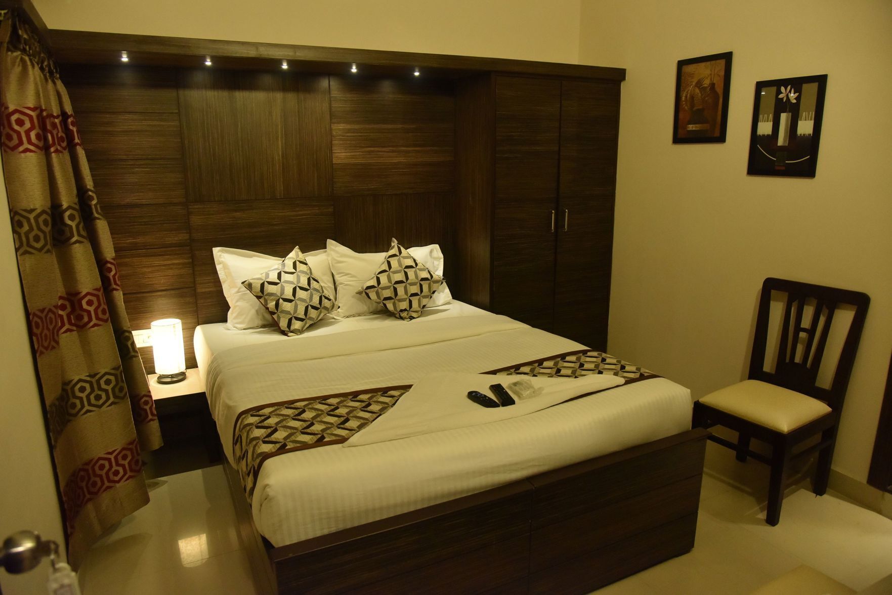 Iron/ironing board, rollaway beds, free WiFi