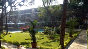 A courtyard with a pool, potted plants, and a pathway. - The Eternal Wave by Krish Retreat (Calangute)