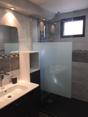 Dusche, Haartrockner, Toilettenpapier