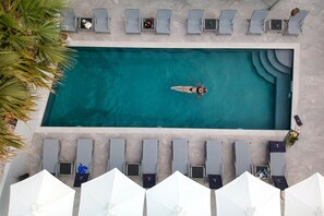 Kolam renang outdoor, dengan payung kolam renang dan kursi berjemur