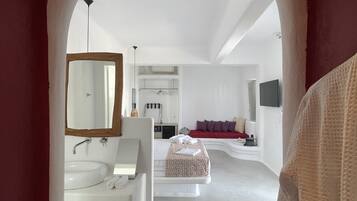 Ein modernes Badezimmer mit Waschbecken, Spiegel und Handtuchhalter.