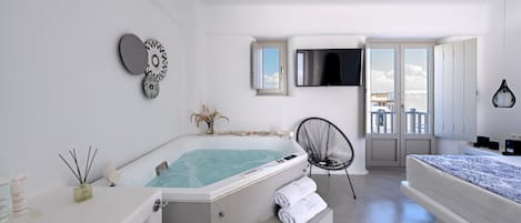 Executive Studio Suite, Sea View (Plus) | Hypo-allergenic bedding, in-room safe, soundproofing, free WiFi