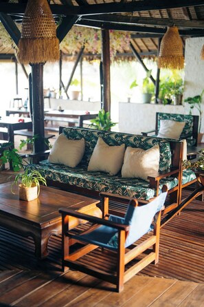 Se sirven desayunos, almuerzos y cenas; con vista a la playa