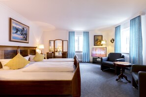 ميني بار وخزنة داخل ا لغرفة ومكتب ومساحة عمل للكمبيوتر المحمول