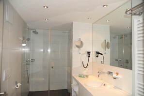 Douche, articles de toilette gratuits, sèche-cheveux