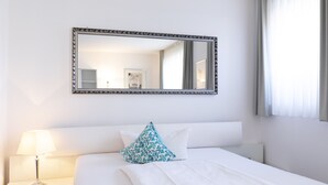 Minibar, in-room safe, desk, laptop workspace - Hotel - Restaurant Adler (Weil am Rhein)