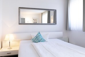 迷你吧、房內夾萬、書桌、手提電腦工作空間