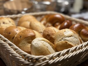 بوفيه فطور في أيام الأسبوع بتكلفة قدرها (15 EUR للشخص)