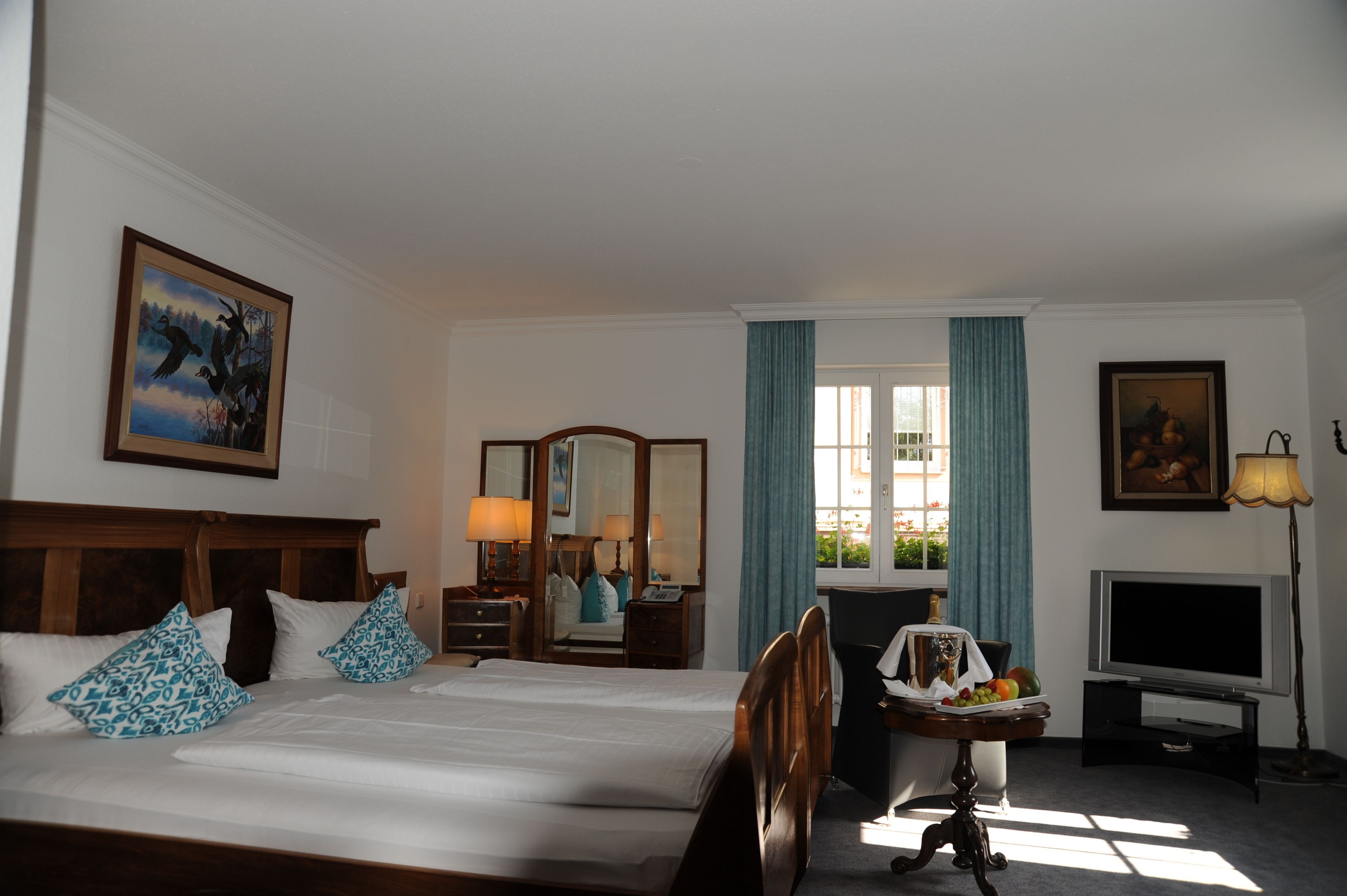 standard room | minibar, in-room safe, desk, laptop workspace