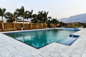 2 outdoor pools