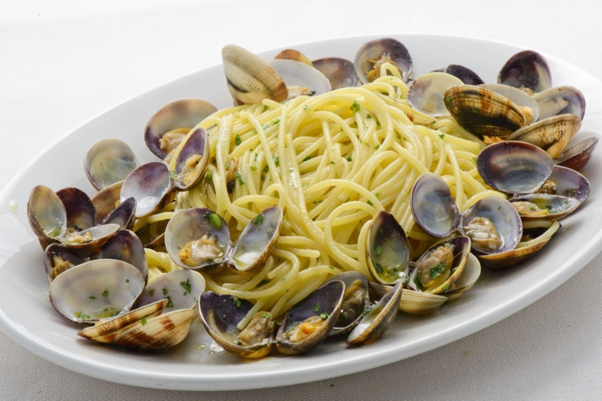 Une assiette de spaghettis aux palourdes.