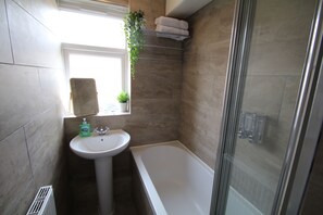 Duschwanne, Regendusche, kostenlose Toilettenartikel, Haartrockner