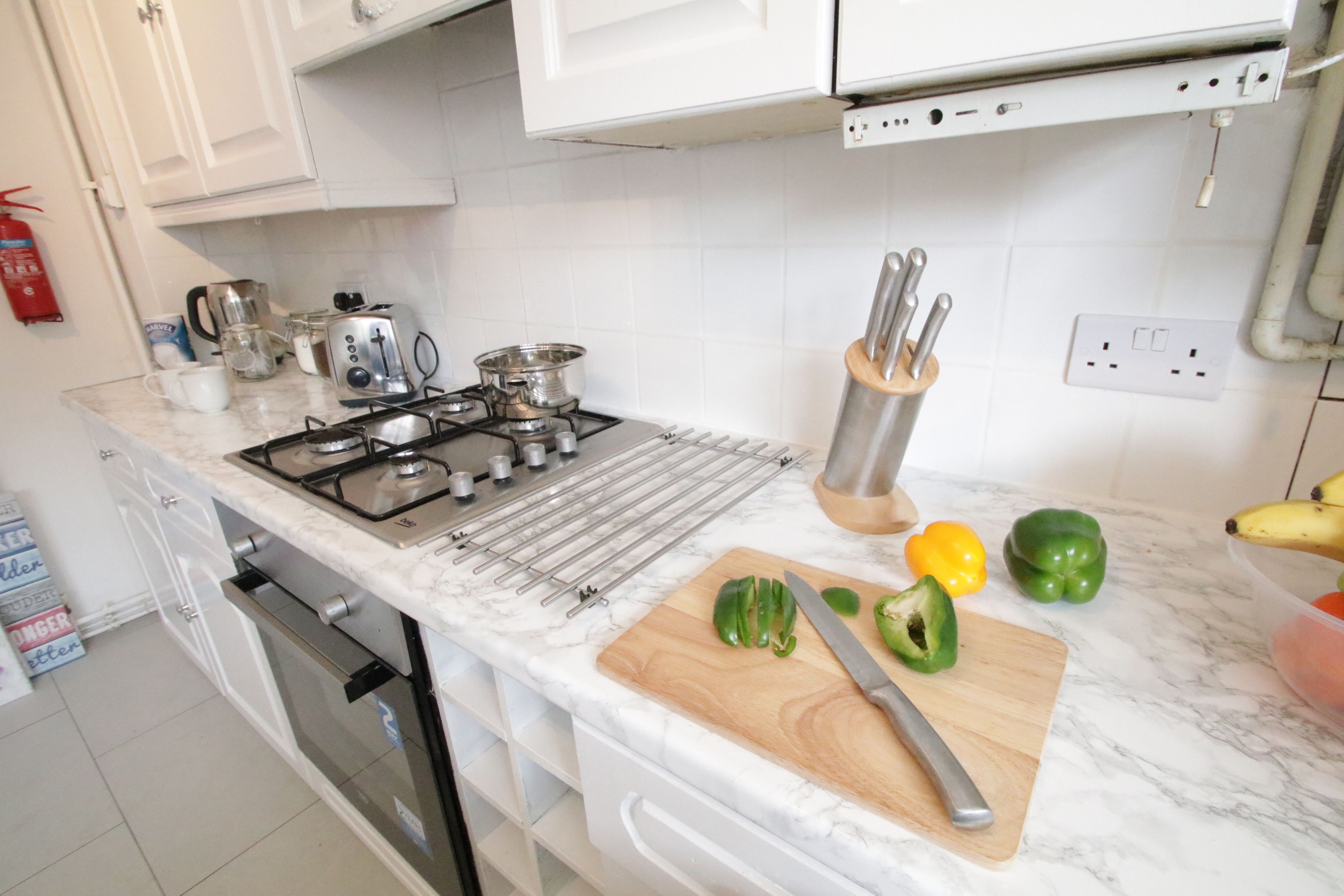 Een koelkast, een magnetron