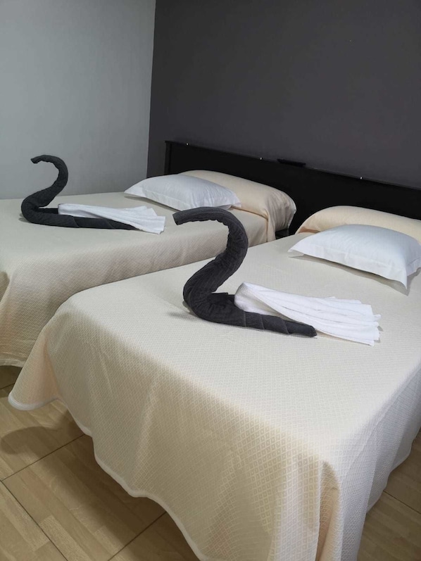 Desk, free cots/infant beds, rollaway beds, free WiFi - Hostal Asador Julian Brunete (Brunete)