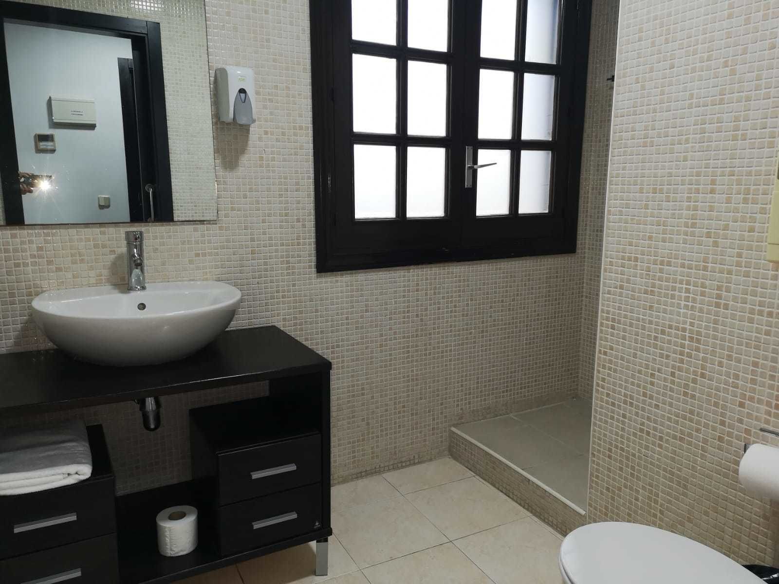 淋浴設備、淋浴花灑、免費盥洗用品、毛巾