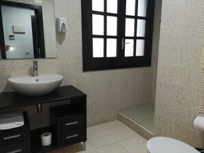 Shower, rainfall showerhead, free toiletries, towels