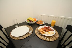 Studio Apartment | In-room dining - Molesey Apartments (London)