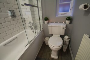 Estudio | Baño | Tina con regadera, regadera tipo lluvia, toallas 