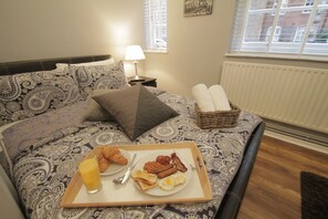 Studio Apartment | Free WiFi, bed sheets - Molesey Apartments (London)