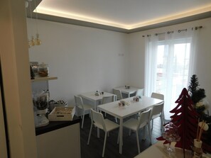 朝食 (ビュッフェ)、毎日提供 (無料)