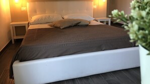 Firemannsrom – deluxe (Vesuvio view) | Sengetøy av topp kvalitet, minibar, skrivebord og blendingsgardiner