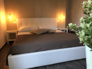 Quarto quádruplo luxo (Vesuvio view) | Roupas de cama premium, frigobar, individualmente decorados
