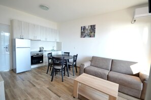 Apartment (2) | Private kitchen | Fridge, oven, stovetop, electric kettle