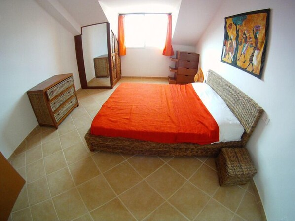 Premium bedding, in-room safe, free WiFi, bed sheets
