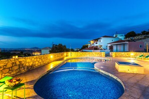 Seasonal outdoor pool, pool umbrellas, sun loungers - Villa Alysso (Chania)
