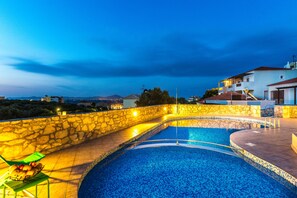 Sesongbasert utendørsbasseng, bassengparasoller og solsenger