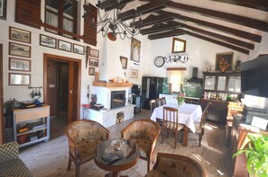 Ferienhaus | Wohnbereich | LED-Fernseher, Kamin