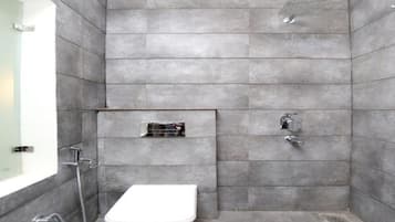 Deluxe Double Room, 1 Double Bed, Non Smoking | Bathroom | Shower, free toiletries
